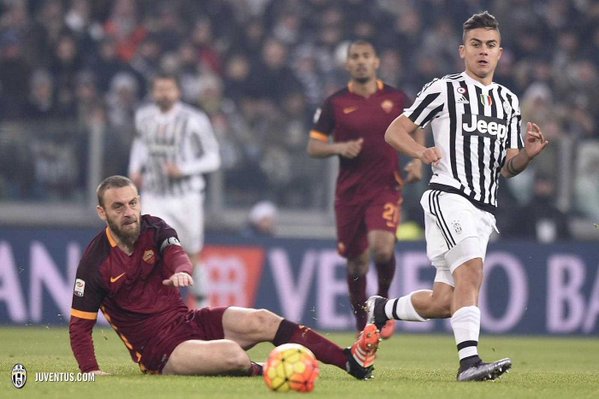 Dybala le dio la victoria a Juventus sobre Roma y permanece como escolta