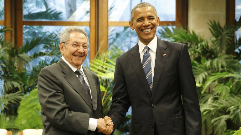 Histórico encuentro entre Obama y Raúl Castro en Cuba