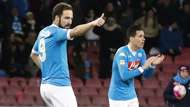 Napoli con garra se lo dio vuelta a Chievo con un gol de Higuain y comparte la punta