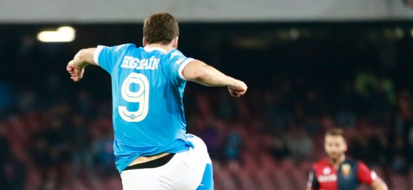 Napoli se lo dio vuelta al Génova con dos goles de Higuain y permanece como escolta