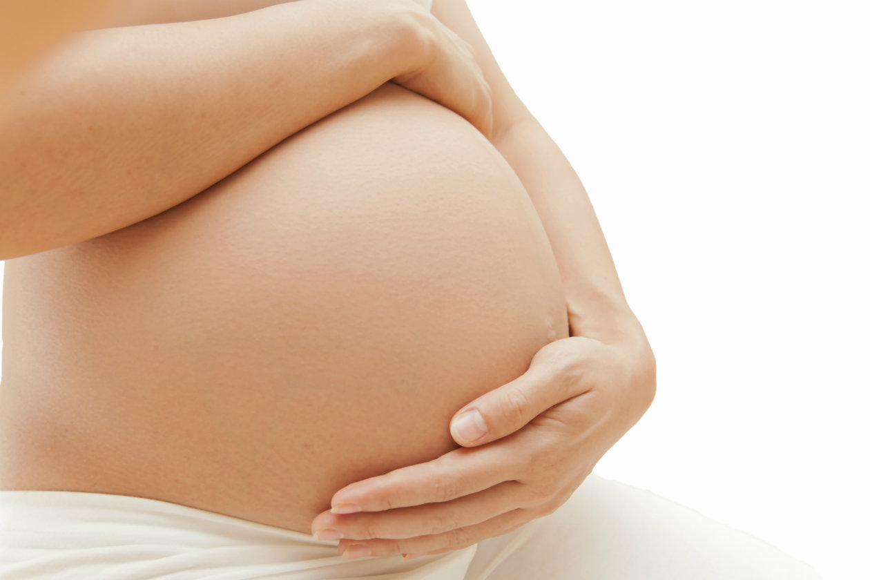 Embarazo: falta de vitamina D, elevaría el riesgo de esclerosis en niños