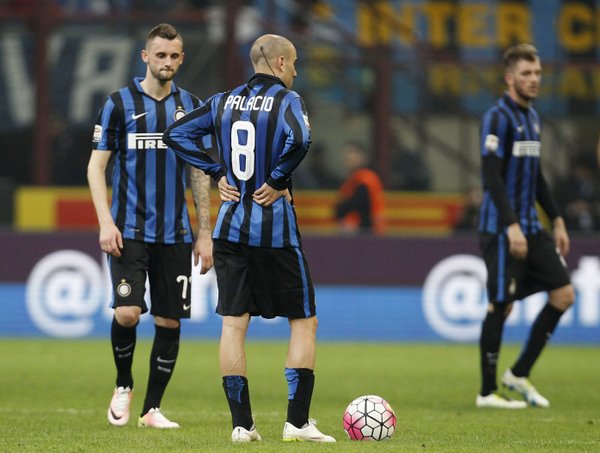 A pesar del gol de Icardi Inter cayó ante el Torino y se aleja de la competencia europea