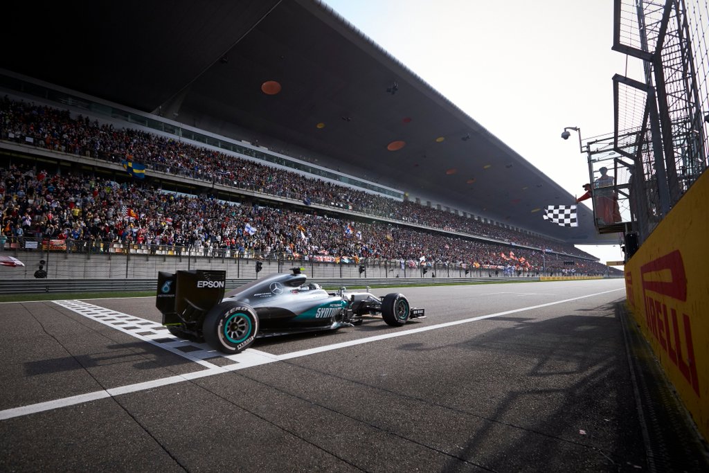 Rosberg ganó con tranquilidad una carrera muy compleja en China