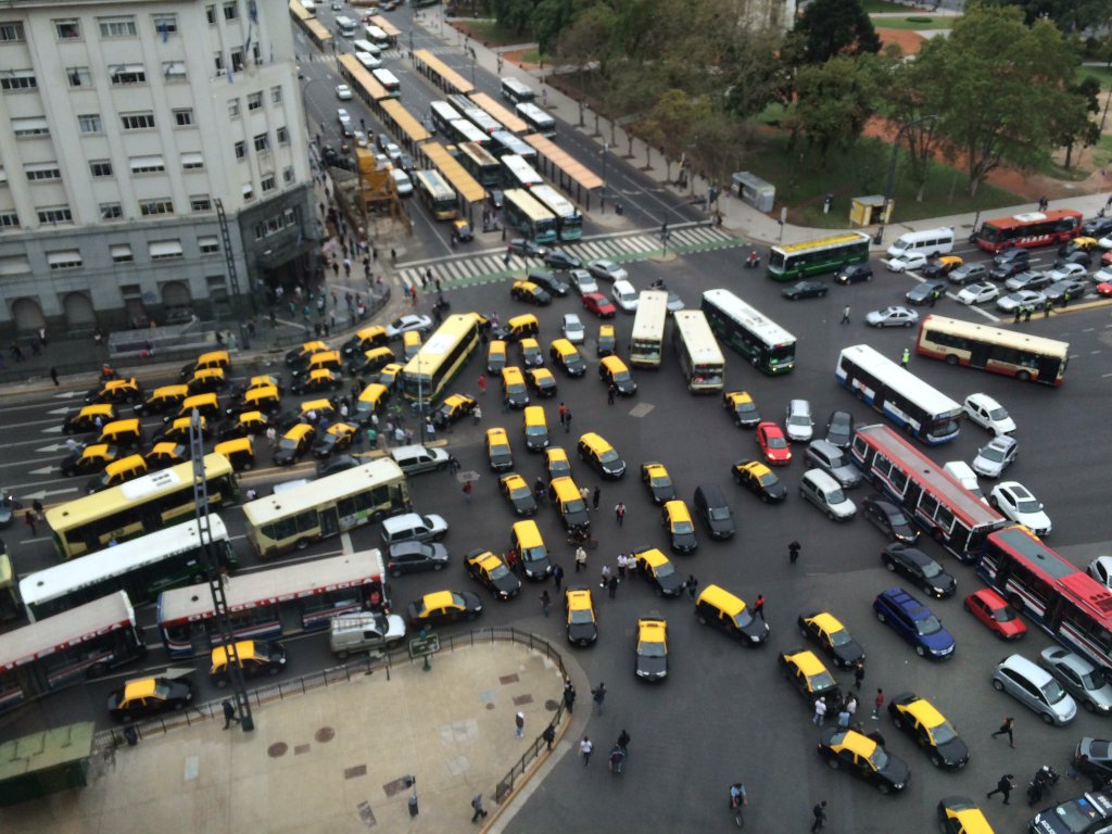 Taxistas cortaron varias calles en protesta por Uber