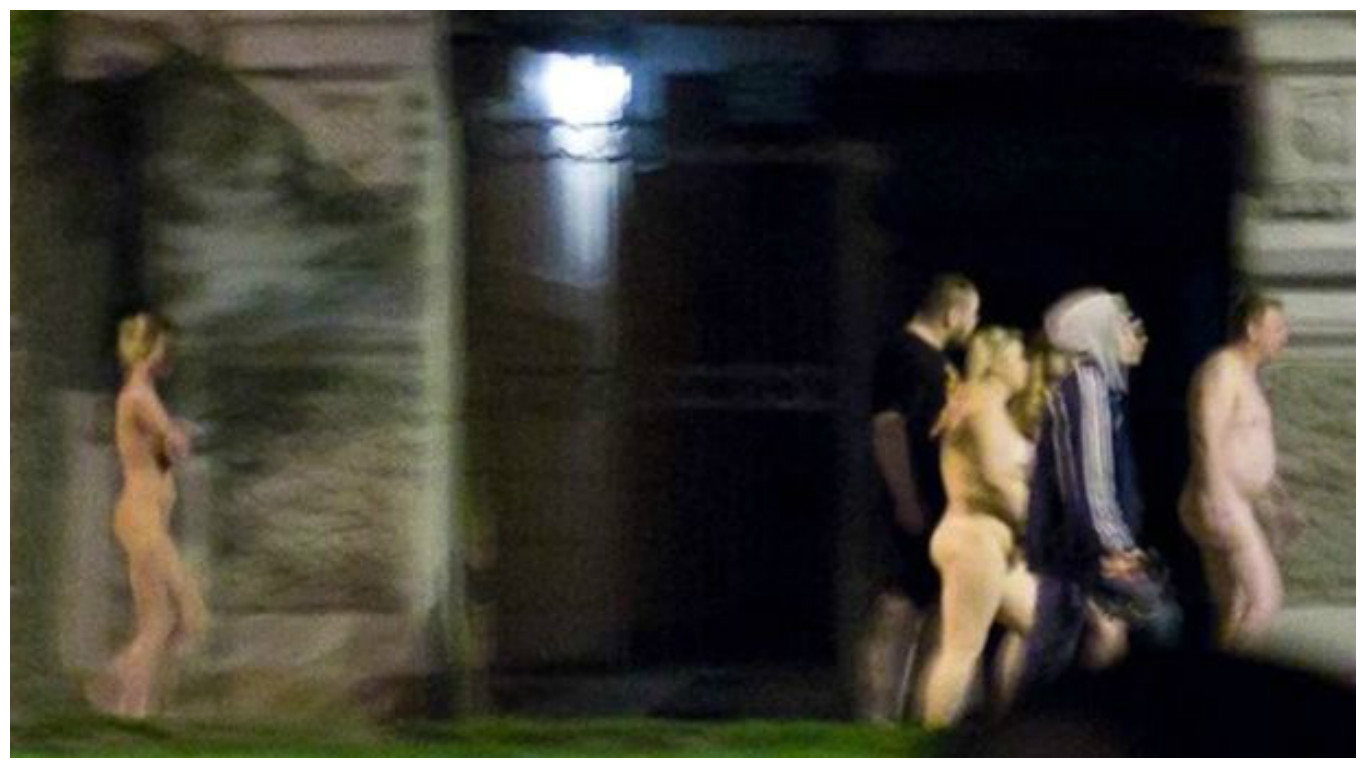 Rusia: prostitutas y clientes desnudos por las calles de San Petersburgo