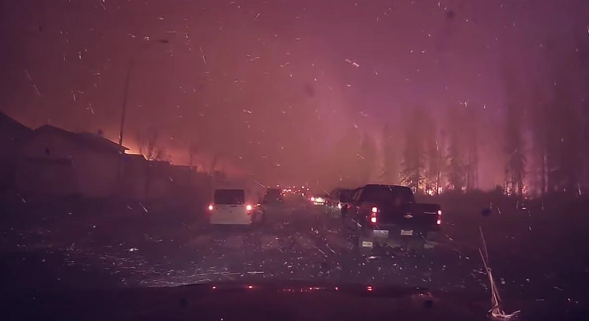 Impresionante video de la evacuación en Fort McMurray