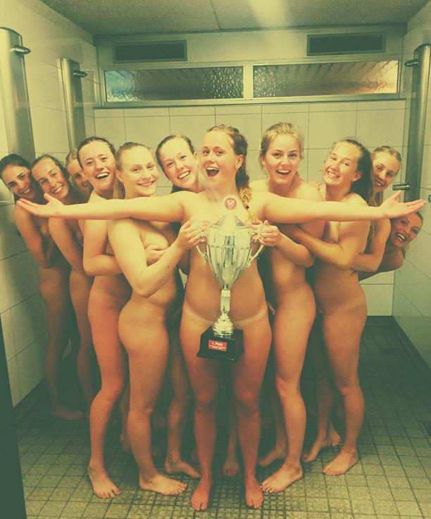Las chicas de un equipo de handball posaron desnudas en la ducha tras lograr un titulo foto entera