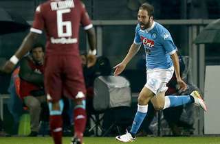 Napoli venció a Torino con otro gol de Higuain y volvió a ser escolta
