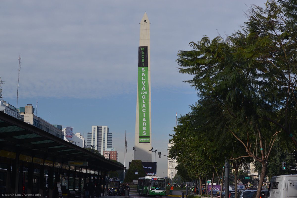 Activistas de Greenpeace escalaron el Obelisco y colgaron una bandera por la Ley de Glaciares
