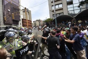 Brutalidad policíaca en Venezuela la policía le dispara a manifestantes