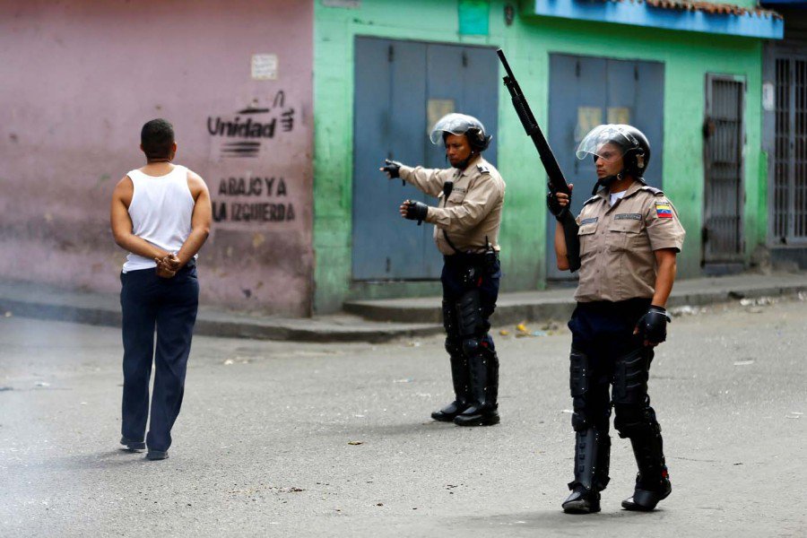 Brutalidad policíaca en Venezuela la policía le dispara a manifestantes