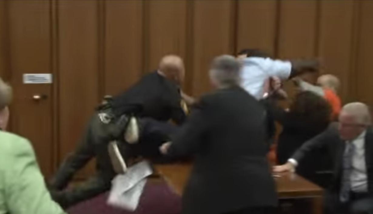 Video: un padre se abalanza sobre el asesino de su hija cuando le sonríe en la corte
