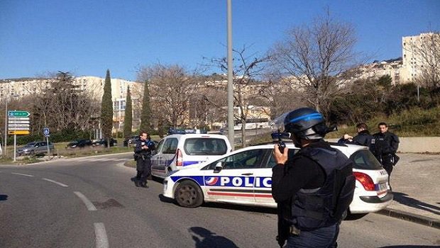Temor en Francia: un hombre armado se atrincheró en un hotel