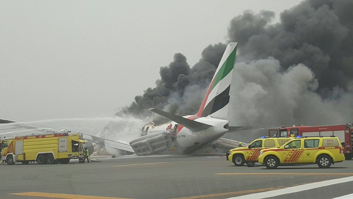 Dubai: incendio en un avión tras aterrizar