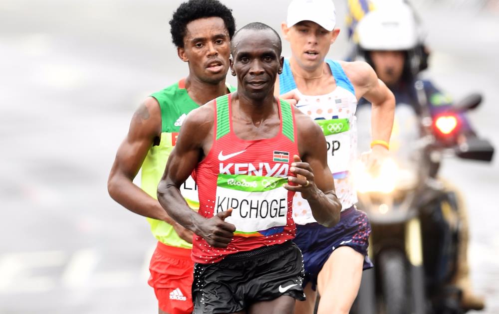 Eliud Kipchoge de Kenia se llevó el oro en la maratón