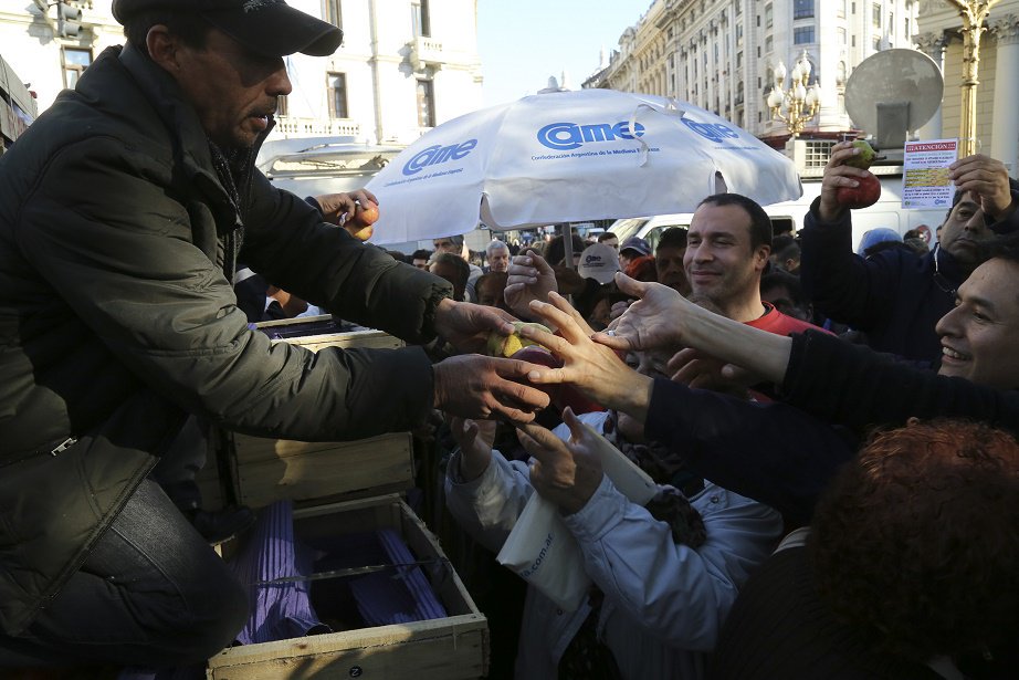 Productores regalan miles de kilos de frutas en Plaza de Mayo como protesta