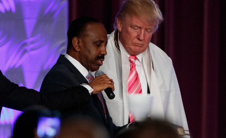 Trump desesperado: visitó una iglesia de una comunidad afroamericana