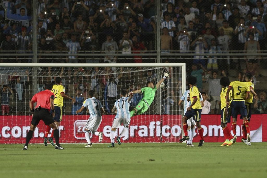 El zurdazo de Messi ya se metió en el arco colombiano para el 1-0 parcial