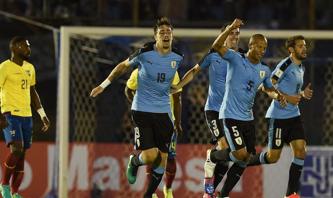 Uruguay derrotó a Ecuador y sigue prendido en la punta