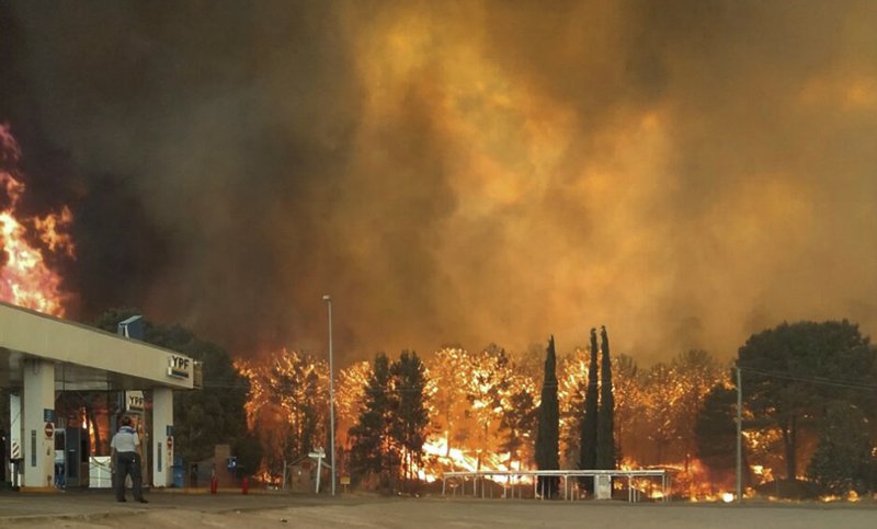 Fuego sin control en bosques de Cariló y Valeria del Mar