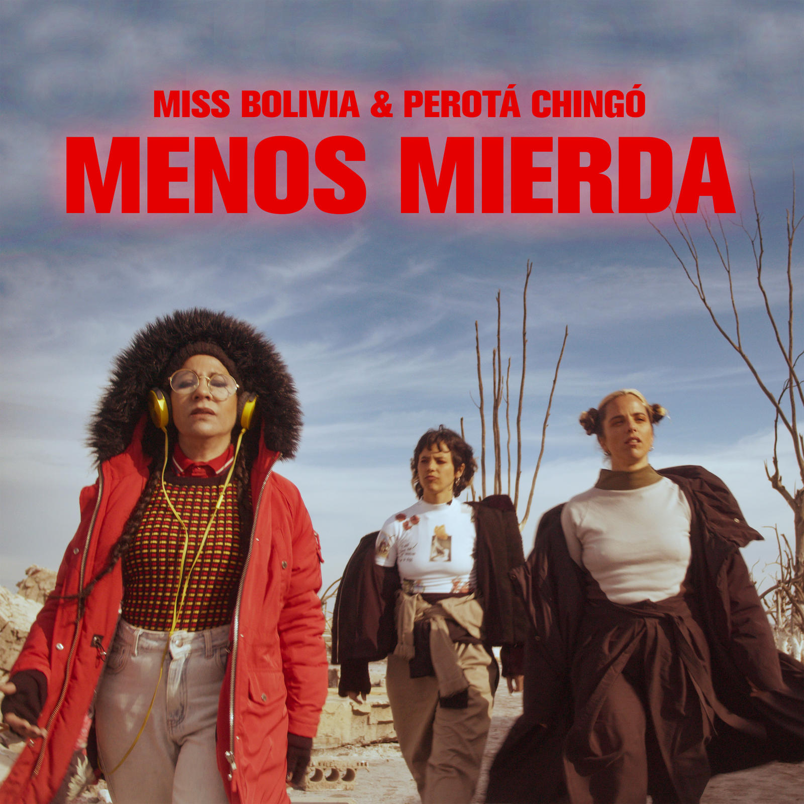 Miss Bolivia junto a Perotá Chingó en «Menos mierda»